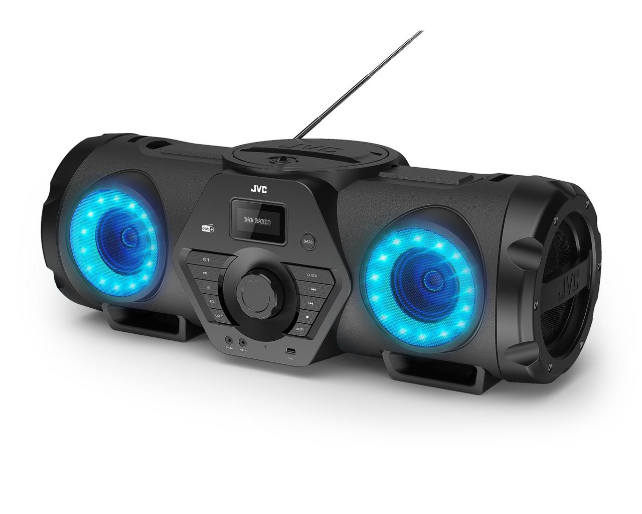 Schwarze JVC-Boombox mit blau leuchtenden Lautsprechern. Mit Knöpfen, einem zentralen Drehknopf und einer Antenne. Der Markenname ist sichtbar.