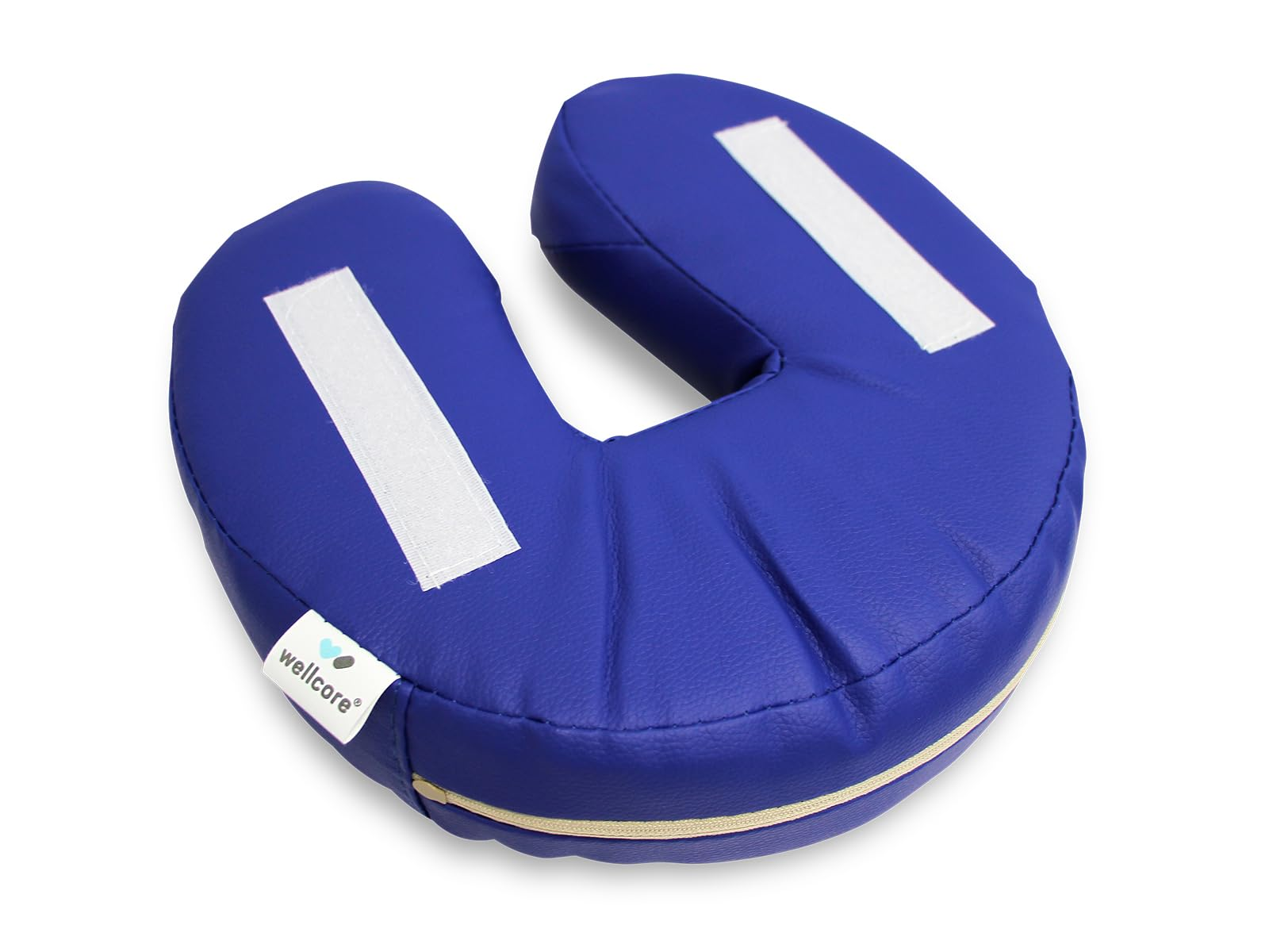 Una almohada azul en forma de U con correas de velcro blancas. La almohada tiene una cremallera y un logotipo de 'wellcare'.