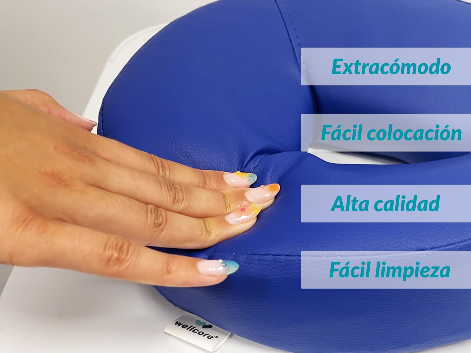 Mano tocando cojín azul con etiquetas de texto: Extracómodo, Fácil colocación, Alta calidad, y Fácil limpieza.