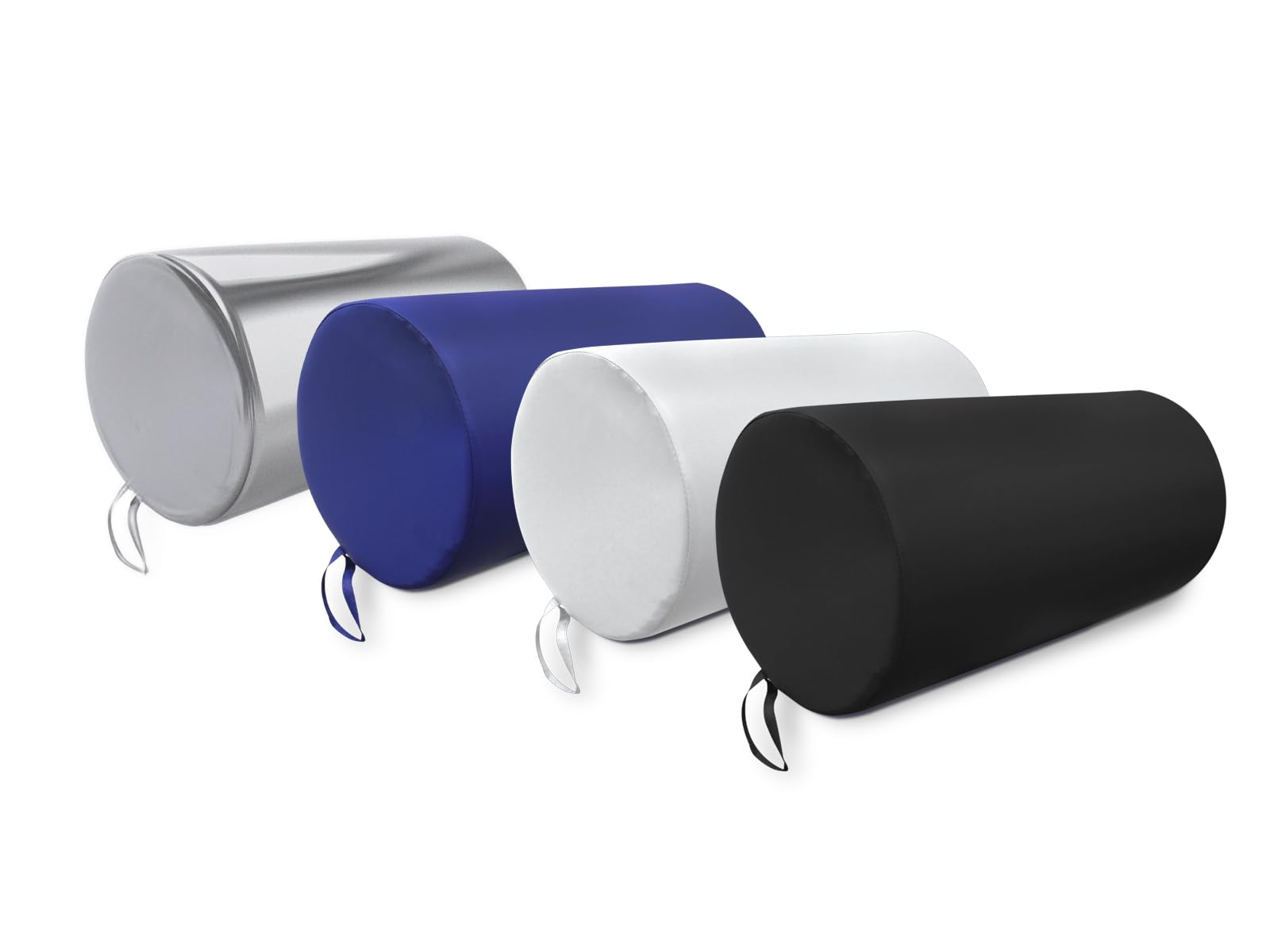Cuatro cojines cilíndricos en plata, azul, blanco y negro están dispuestos en fila. Cada uno tiene un pequeño lazo.