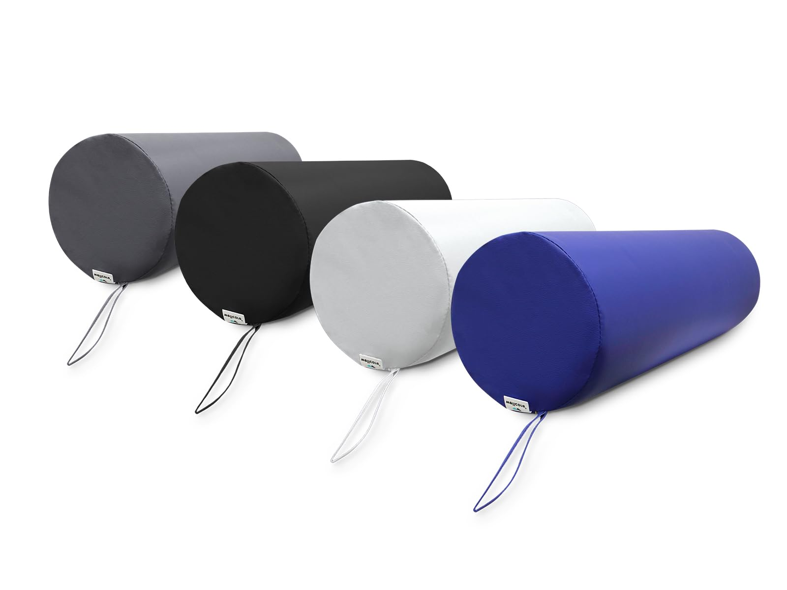 Cuatro almohadas cilíndricas en gris, negro, blanco y azul. Cada una tiene una etiqueta y un lazo. Fondo blanco.