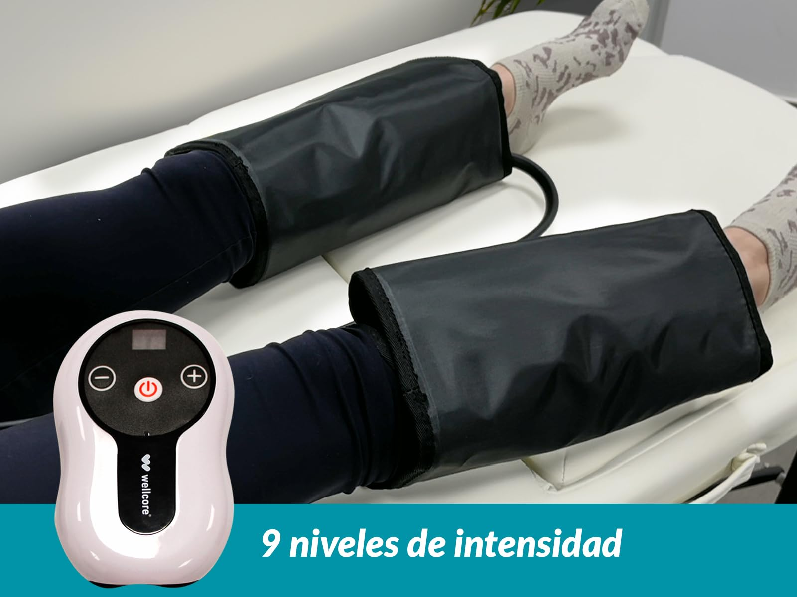 Piernas en mangas de compresión negras sobre una mesa blanca. Una unidad de control está a la izquierda. El texto dice: 9 niveles de intensidad.