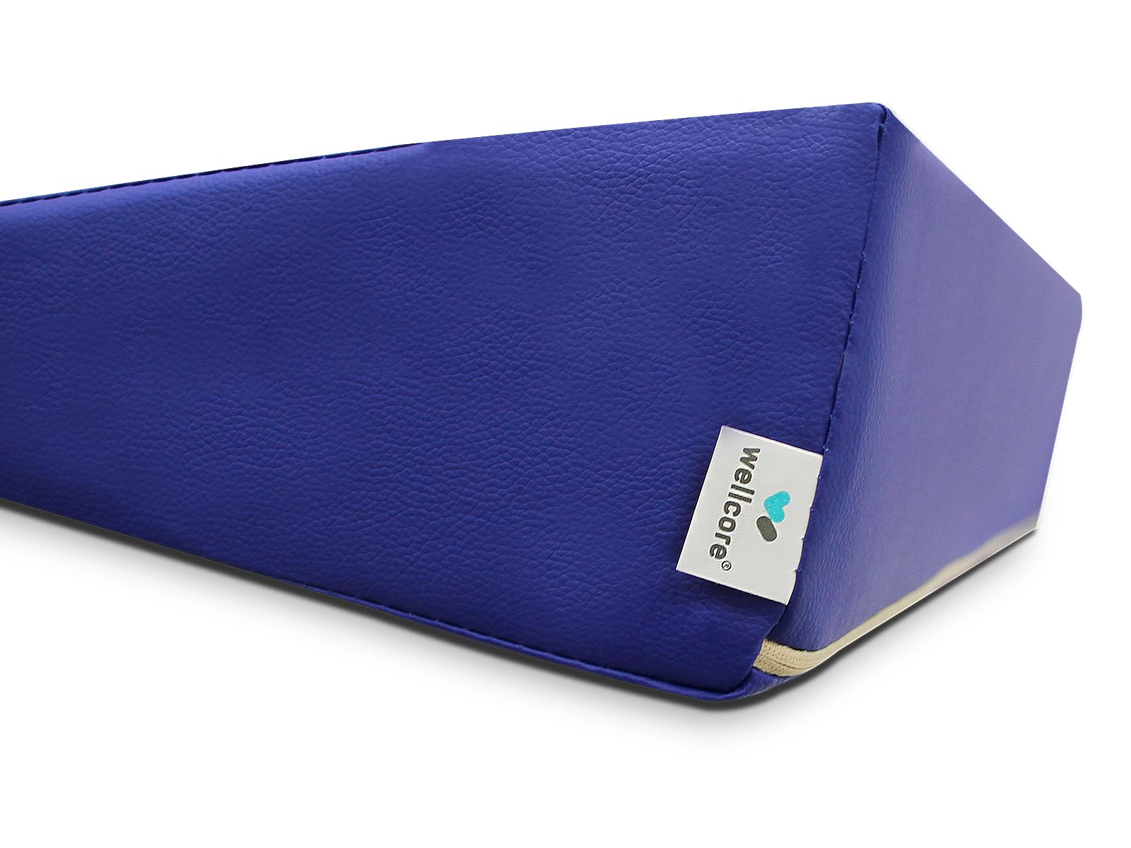 Una almohada azul en forma de cuña con una etiqueta 'wellcore' sobre un fondo blanco.