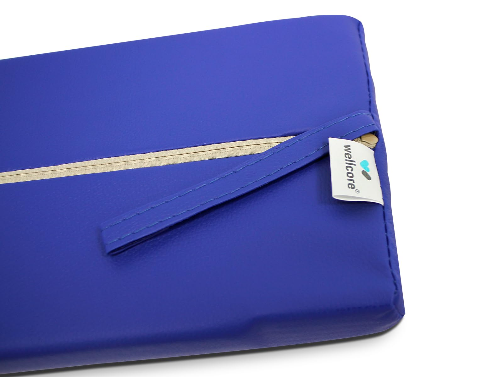 Un cojín azul con cremallera beige y una etiqueta blanca con la marca 'wellcore'.