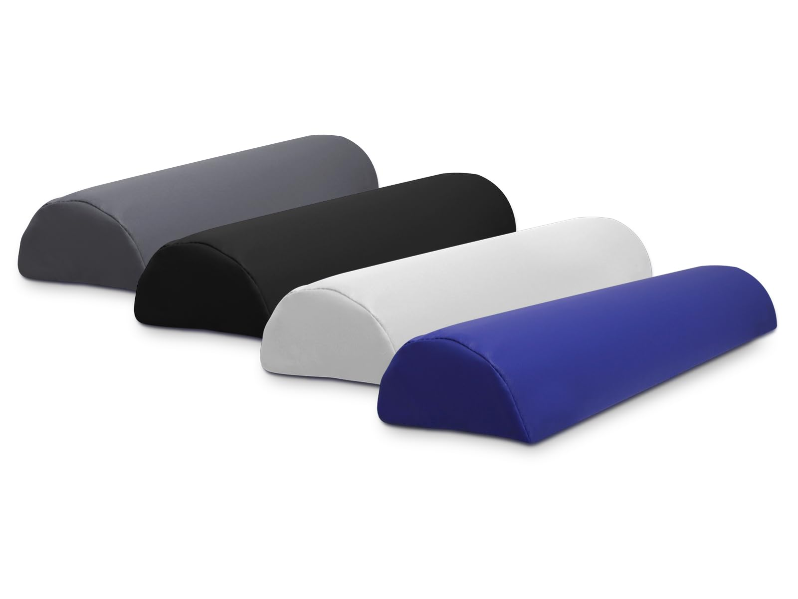 Cuatro almohadas semicilíndricas en gris, negro, blanco y azul. Están dispuestas diagonalmente sobre una superficie blanca, con fondo blanco.