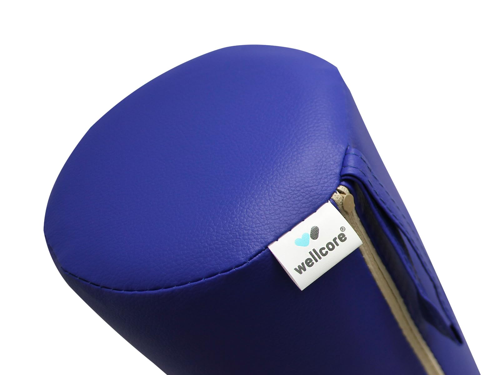 Un cojín cilíndrico azul con cremallera y etiqueta 'wellcore'. El fondo es blanco.