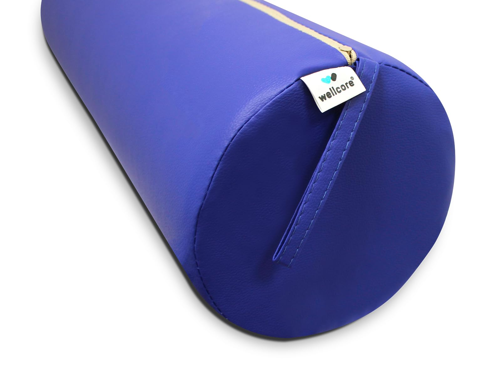 Una almohada cilíndrica azul con cremallera dorada y etiqueta blanca, sobre fondo blanco. La etiqueta dice 'wellcore'.
