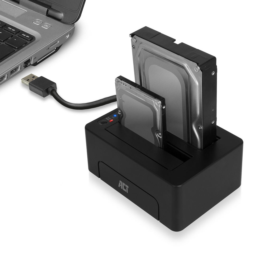 Ein Laptop ist mit einer schwarzen Festplatten-Dockingstation verbunden. Zwei Festplatten sind in der Station. Ein USB-Kabel ist angeschlossen.