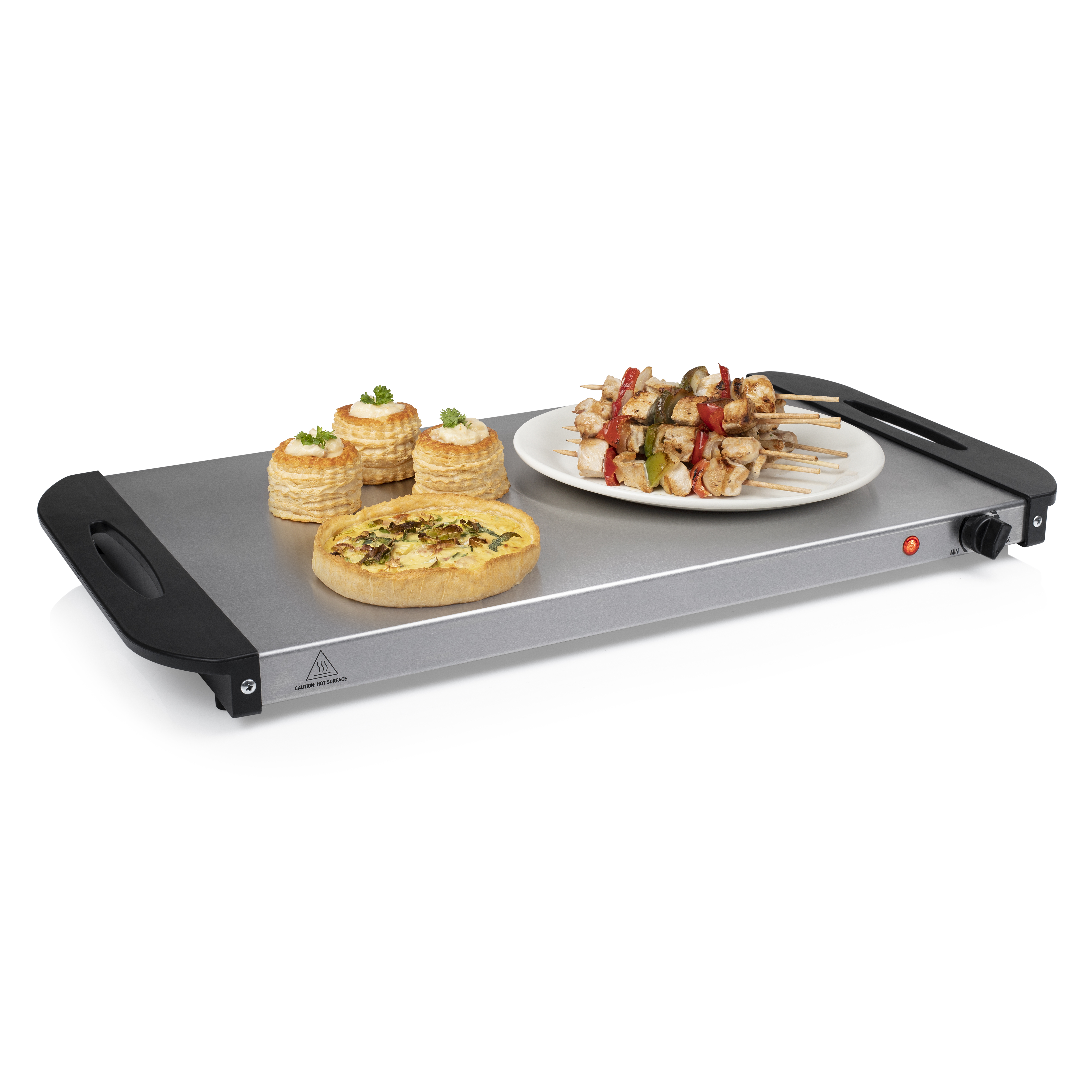 Uno scaldavivande con antipasti: quiche, vol-au-vent e spiedini. Lo scaldavivande è nero e argento.