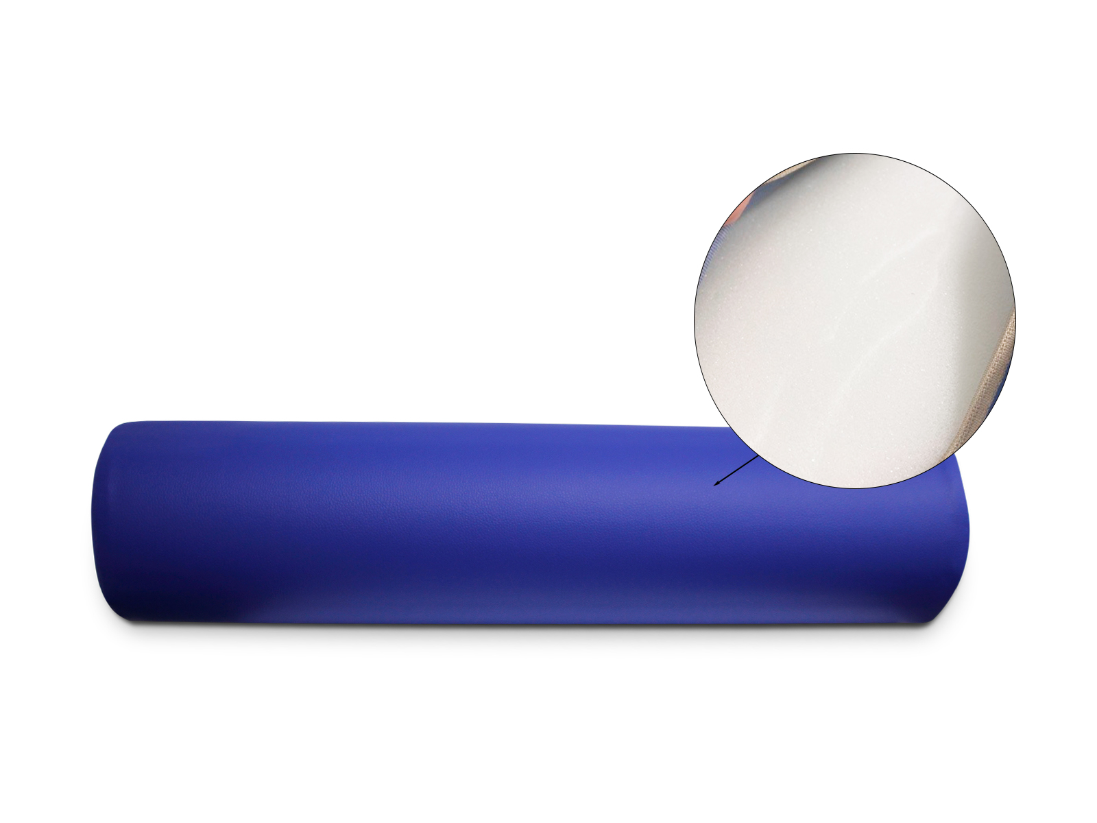 Un rodillo de espuma cilíndrico azul con un primer plano que muestra espuma blanca en el interior. Todo sobre un fondo blanco.