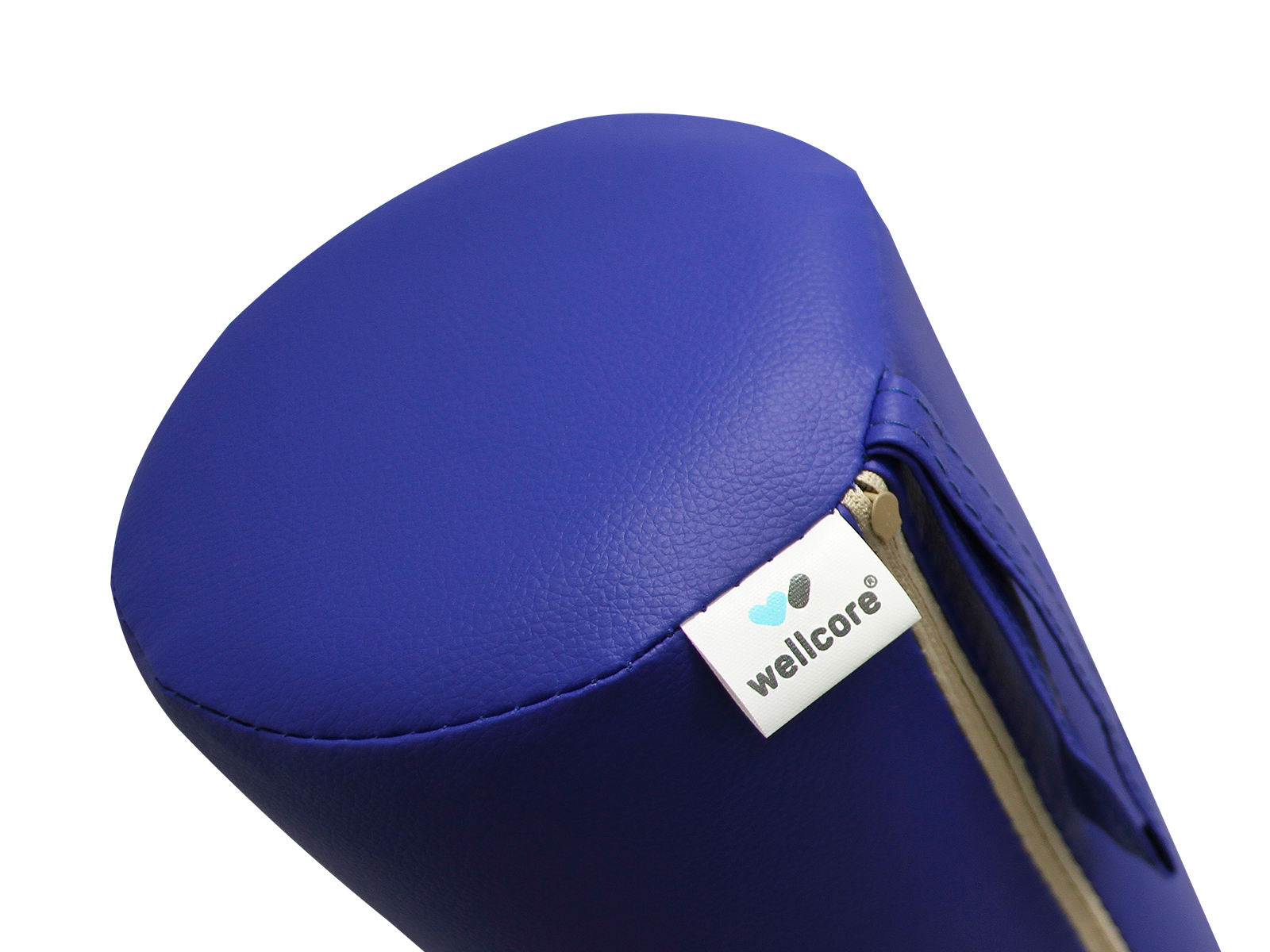 Un cojín cilíndrico azul con cremallera y etiqueta wellcore. El fondo es blanco.
