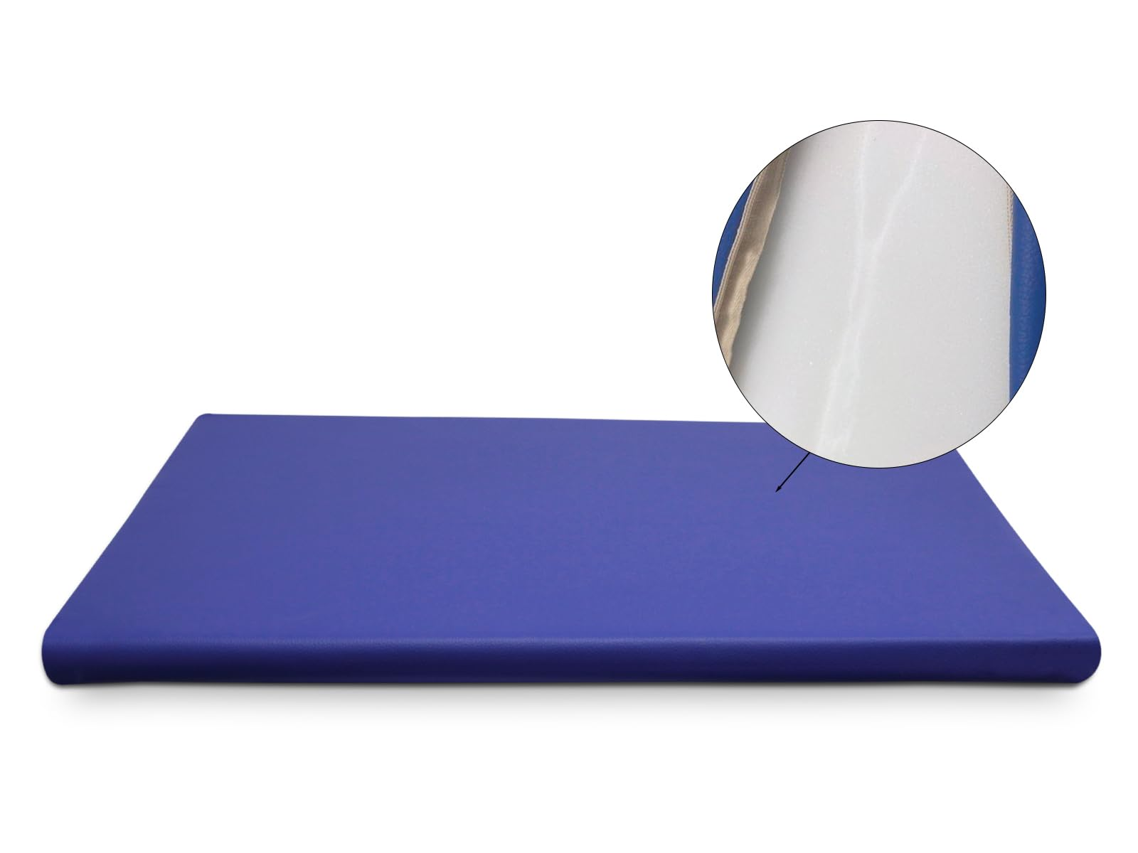 Una estera rectangular azul. Un círculo ampliado muestra el borde de la estera y una superficie blanca texturizada.
