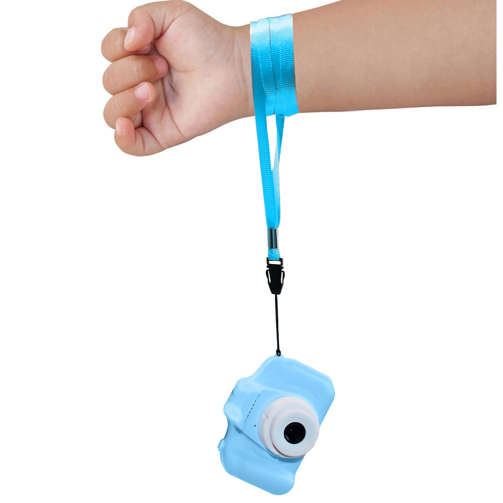 La mano de un niño con una correa de muñeca azul sostiene una cámara de juguete azul claro. El fondo es blanco.