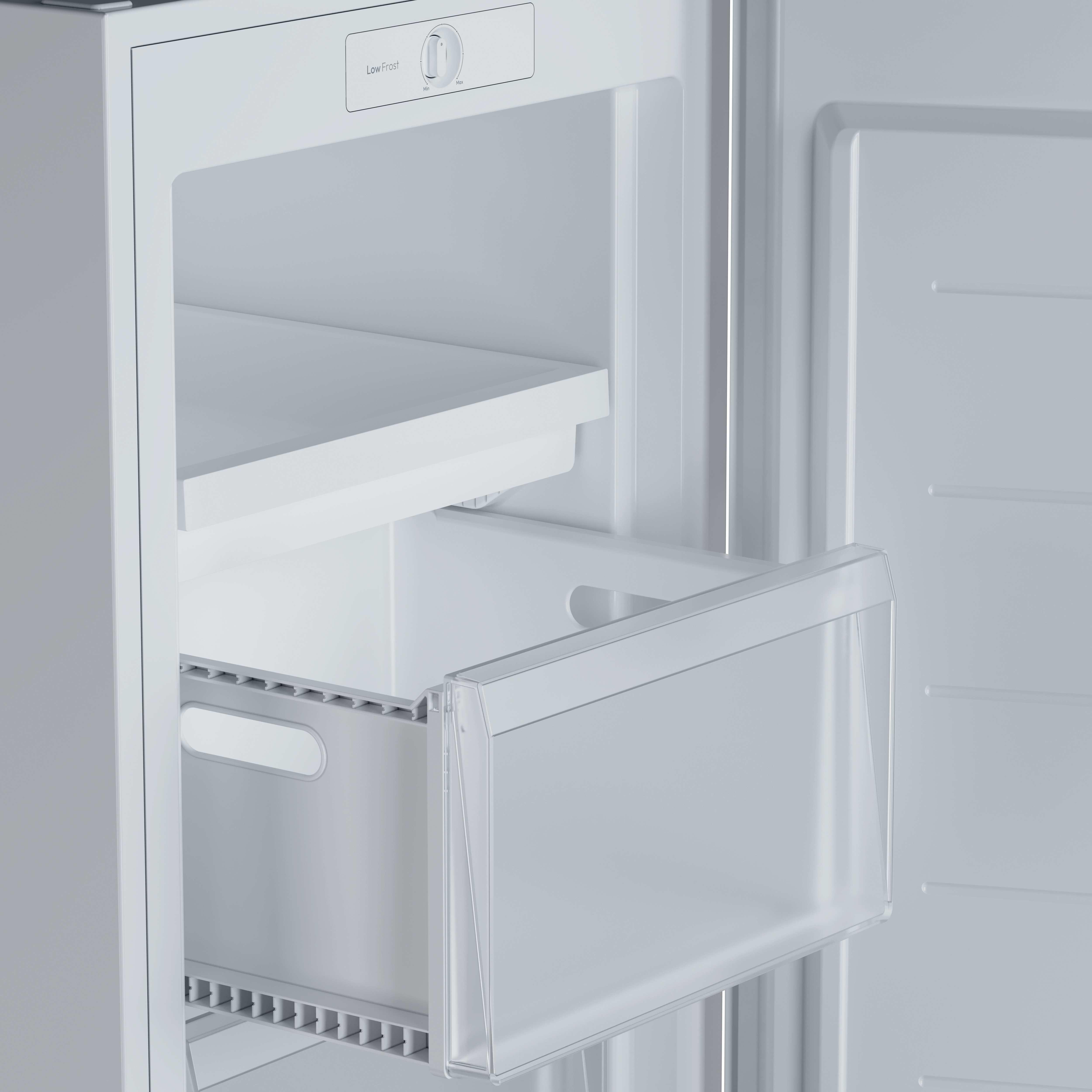 Open koelkastinterieur met een lade op de voorgrond. Witte planken en muren zijn zichtbaar. Een bedieningspaneel staat bovenaan.