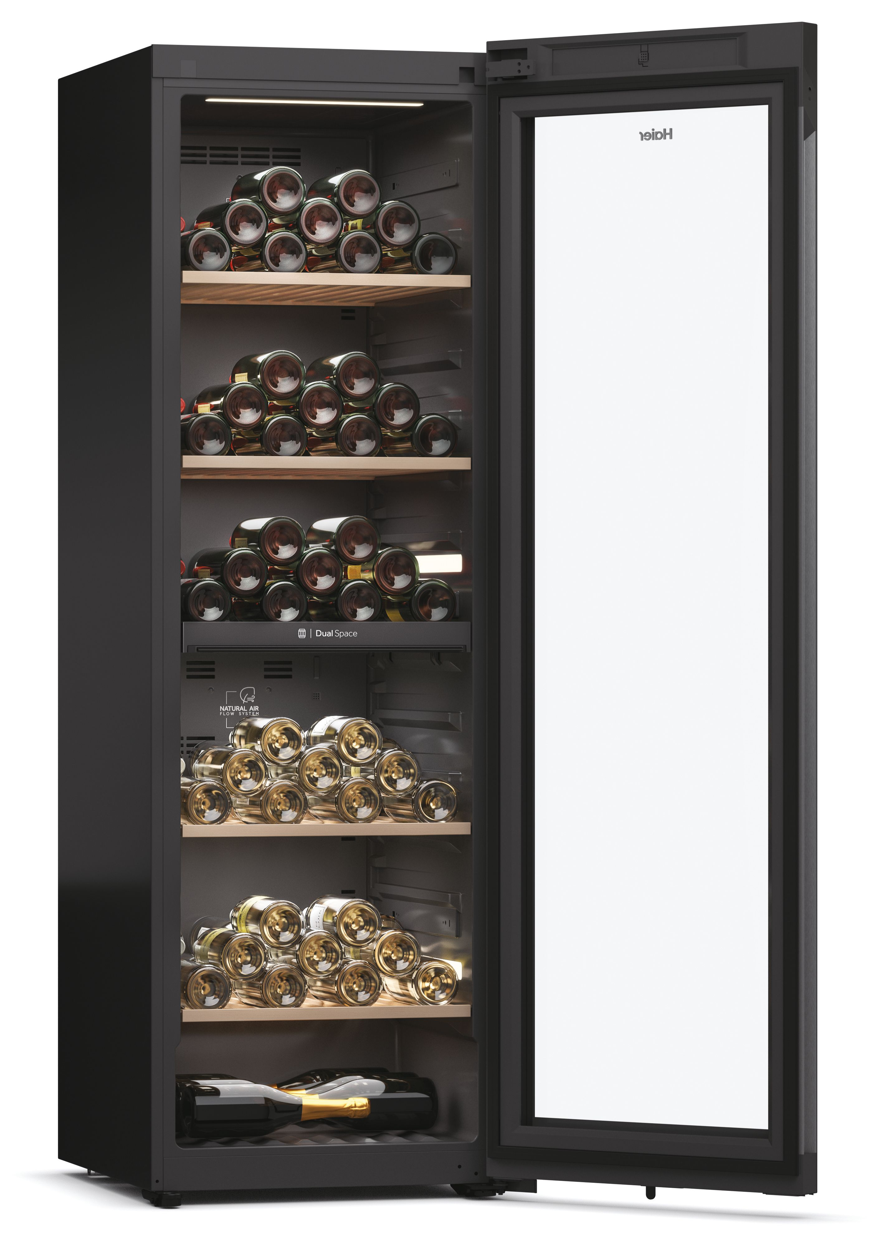 Una cantinetta nera con porta a vetro aperta, piena di bottiglie di vino su ripiani in legno. Logo Haier visibile.