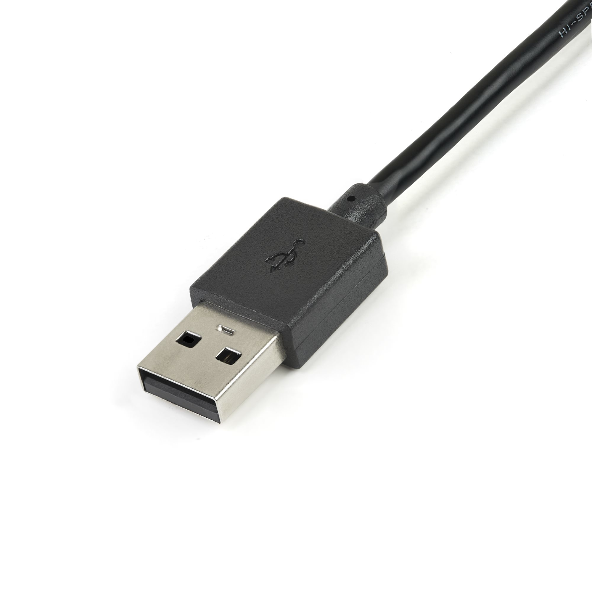 Un cable USB negro sobre fondo blanco. El conector USB es plateado y el cable está en ángulo.