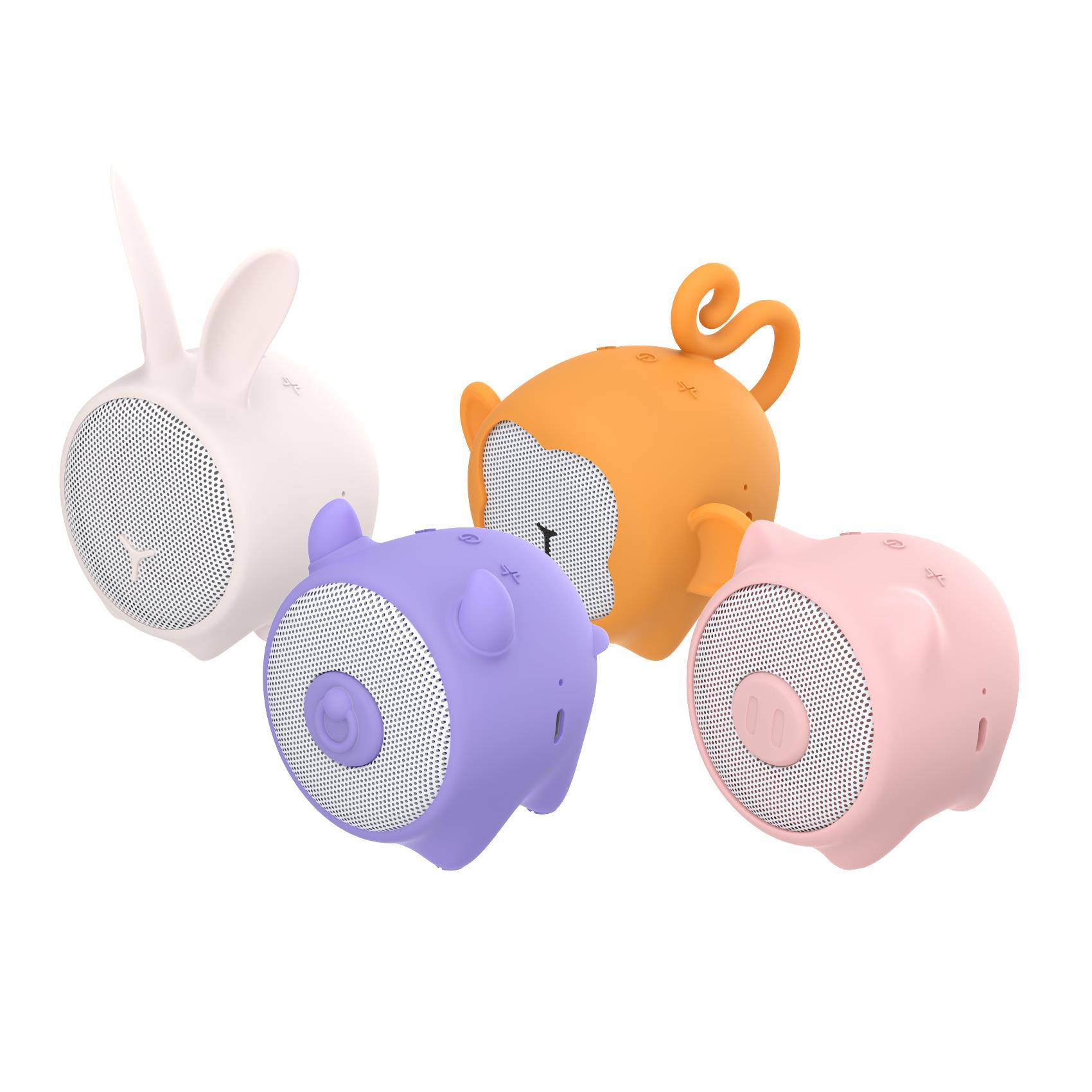 Quattro altoparlanti a forma di animali: coniglio bianco, scimmia arancione, maiale viola e maiale rosa. Ognuno ha una griglia per altoparlanti.