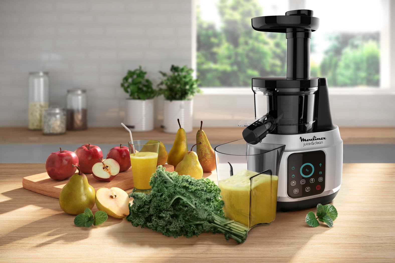 Exprimidor con frutas y jugo: manzanas, peras, col rizada y un vaso de jugo. Una escena de cocina con mesa de madera.