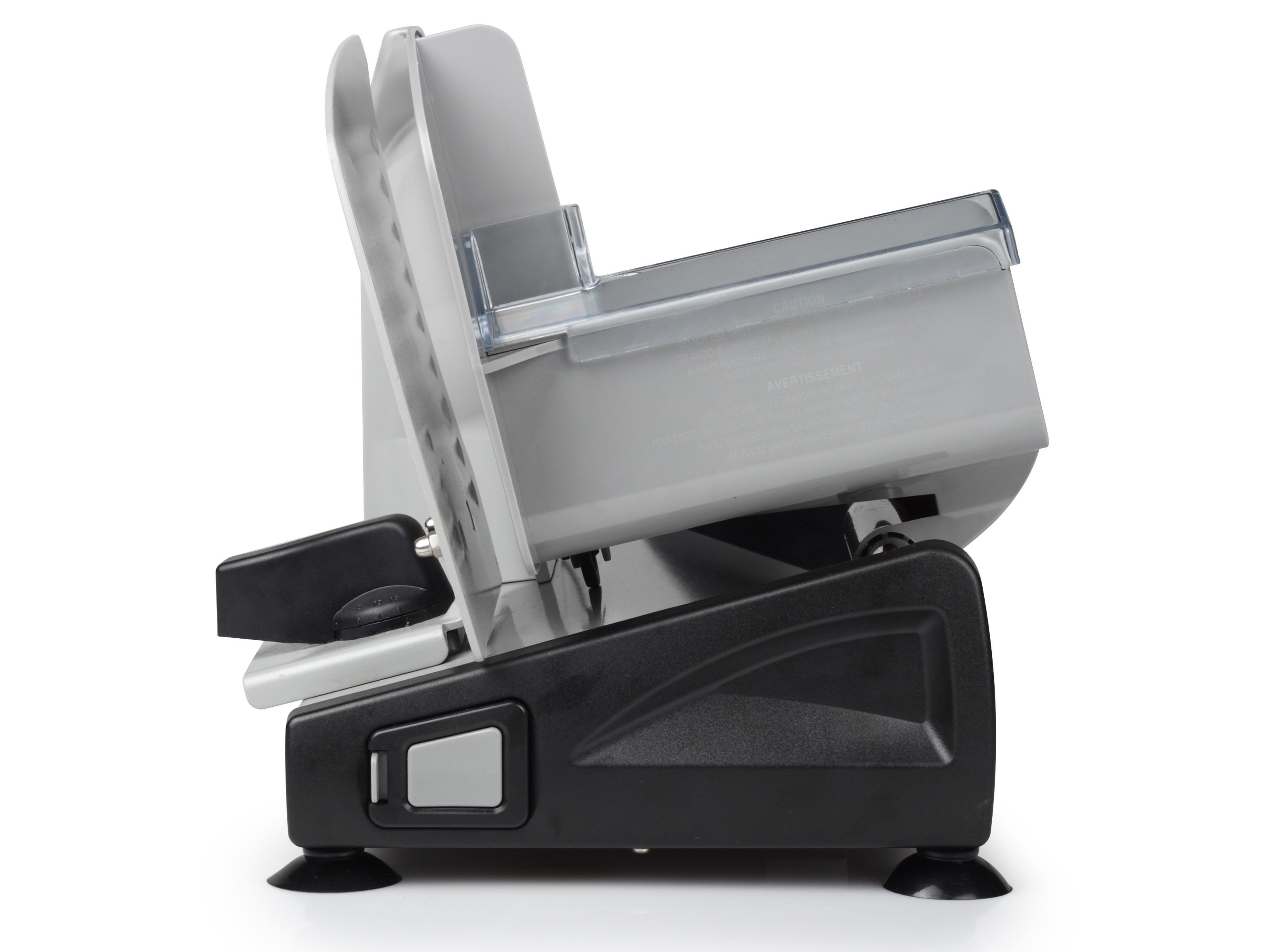 Une trancheuse à aliments grise et noire sur fond blanc. Elle a une lame et un chariot à aliments.