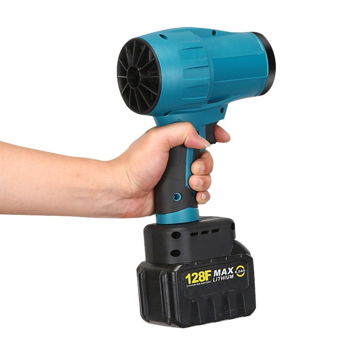 Eine Hand hält eine türkis-schwarze Heißluftpistole. Das Werkzeug wird von einem schwarzen Akku mit der Aufschrift '128F MAX Lithium' betrieben.