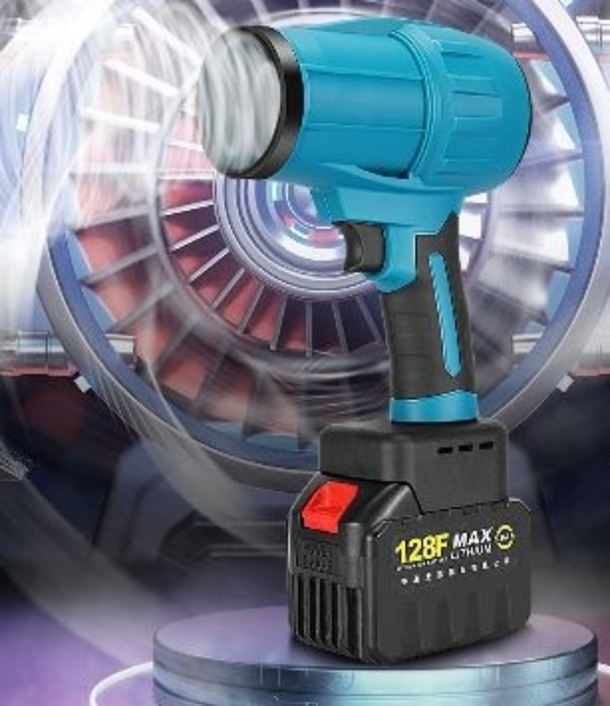 Ein blau-schwarzer kabelloser Scheinwerfer steht auf einem grauen Ständer. Der Hintergrund zeigt ein Turbinentriebwerk.