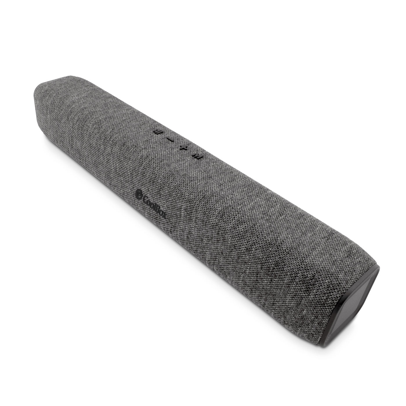 Una barra de sonido gris con cubierta de tela, botones negros y el logotipo de CoolBox se encuentra sobre una superficie blanca. Es rectangular con extremos redondeados.