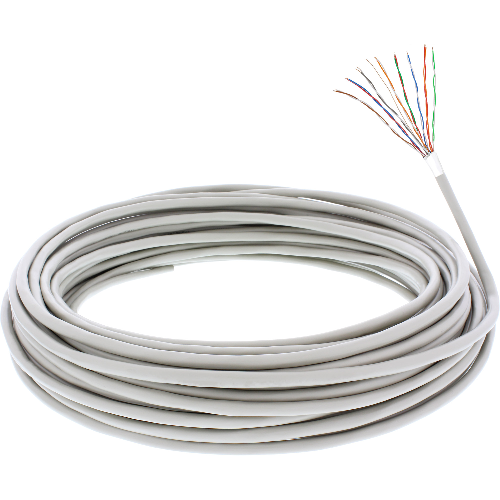 Ein gerolltes graues Netzwerkkabel mit freiliegenden farbigen Drähten am Ende vor weißem Hintergrund.