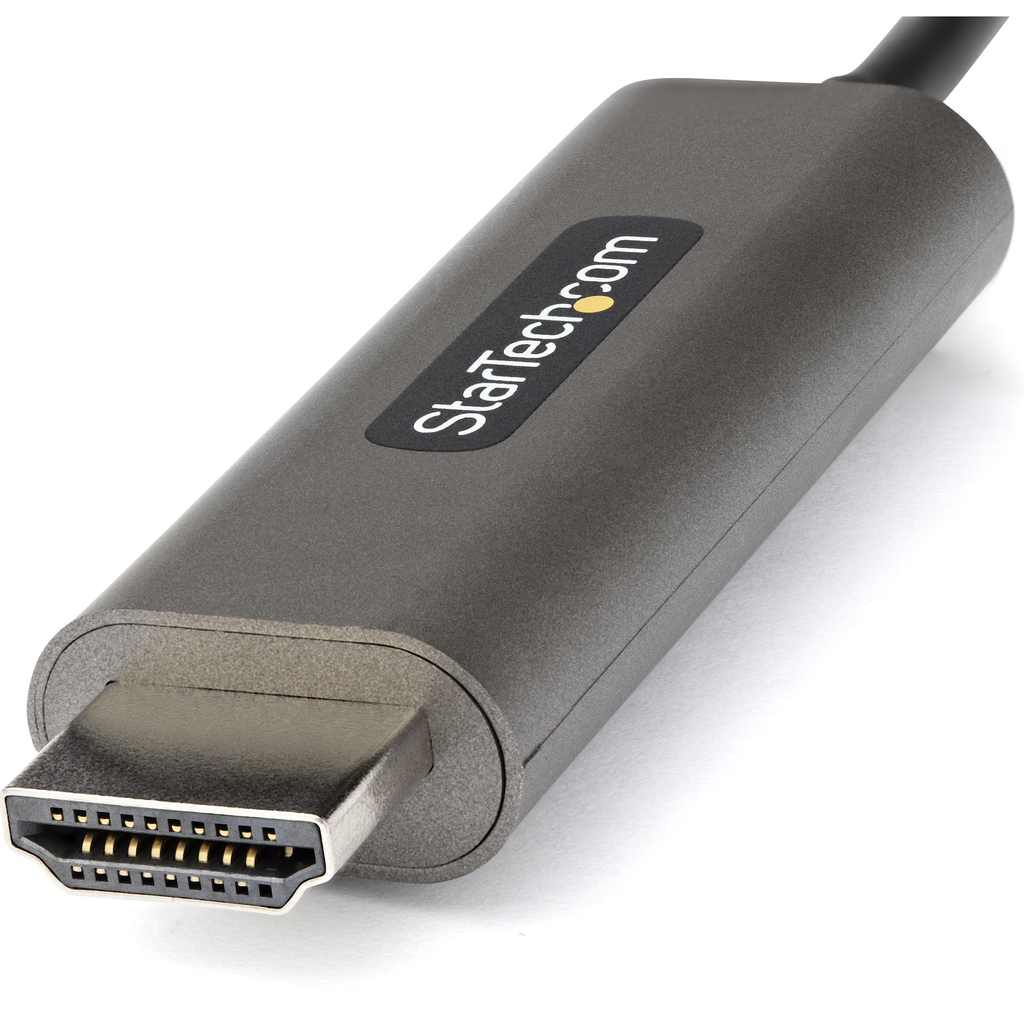 Un conector de cable HDMI con cuerpo gris, cable negro y logotipo StarTech.com sobre fondo blanco.
