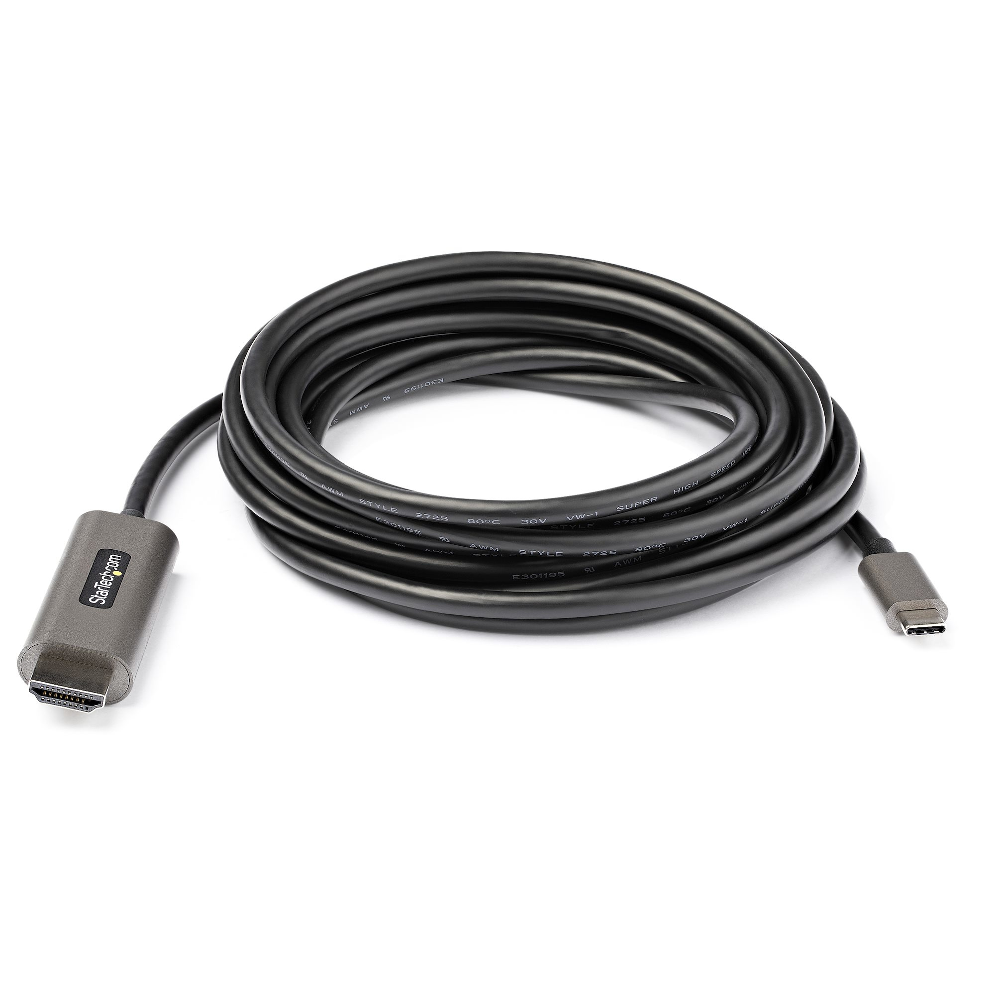 Un cable negro HDMI a USB-C enrollado sobre una superficie blanca. Los conectores son grises. La marca es visible en un extremo.