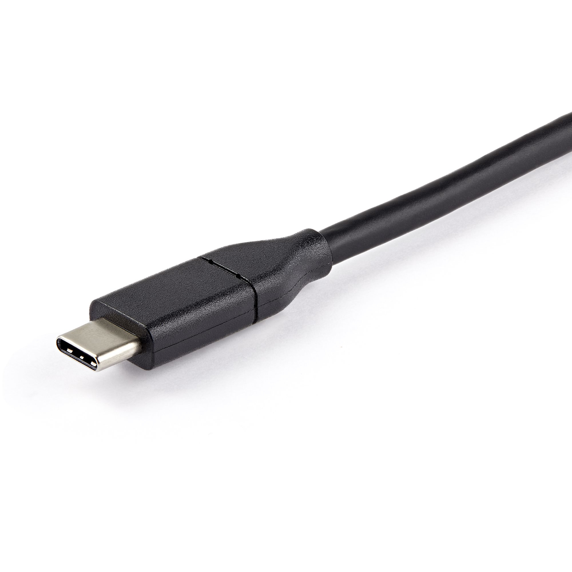 Primer plano de un cable USB-C negro sobre fondo blanco. El cable está en ángulo, mostrando el conector.