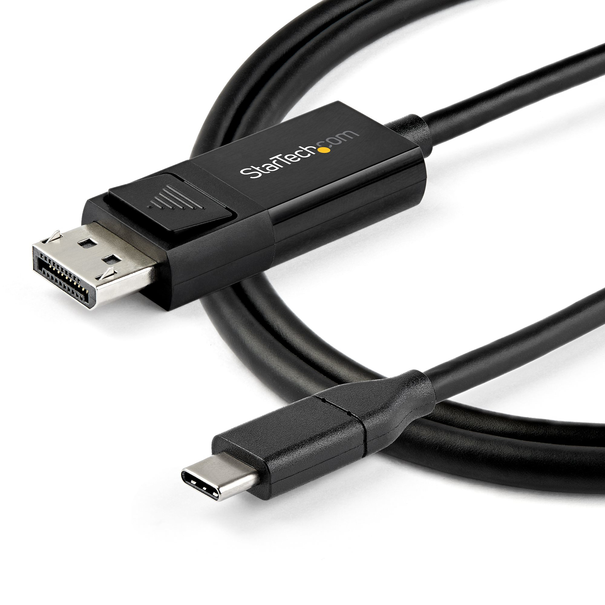 Cable negro DisplayPort a USB-C. Logotipo de StarTech.com visible. Conectores en diferentes ángulos.
