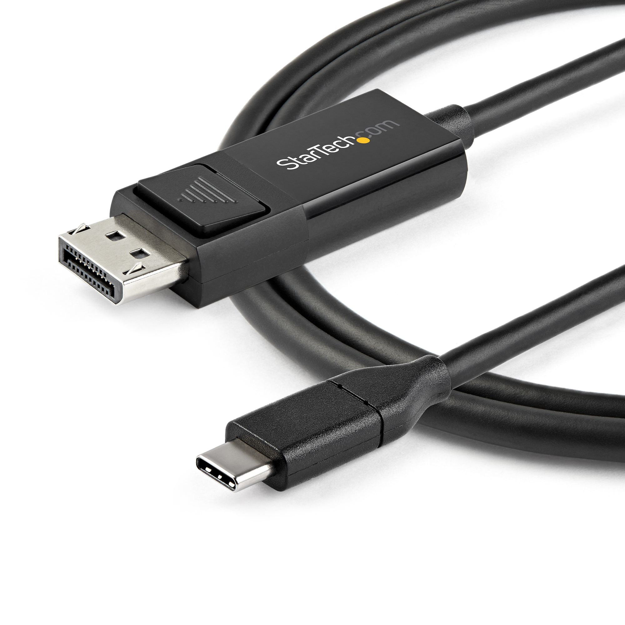 Schwarzes DisplayPort-zu-USB-C-Kabel. StarTech-Logo auf dem Stecker. Weißer Hintergrund.