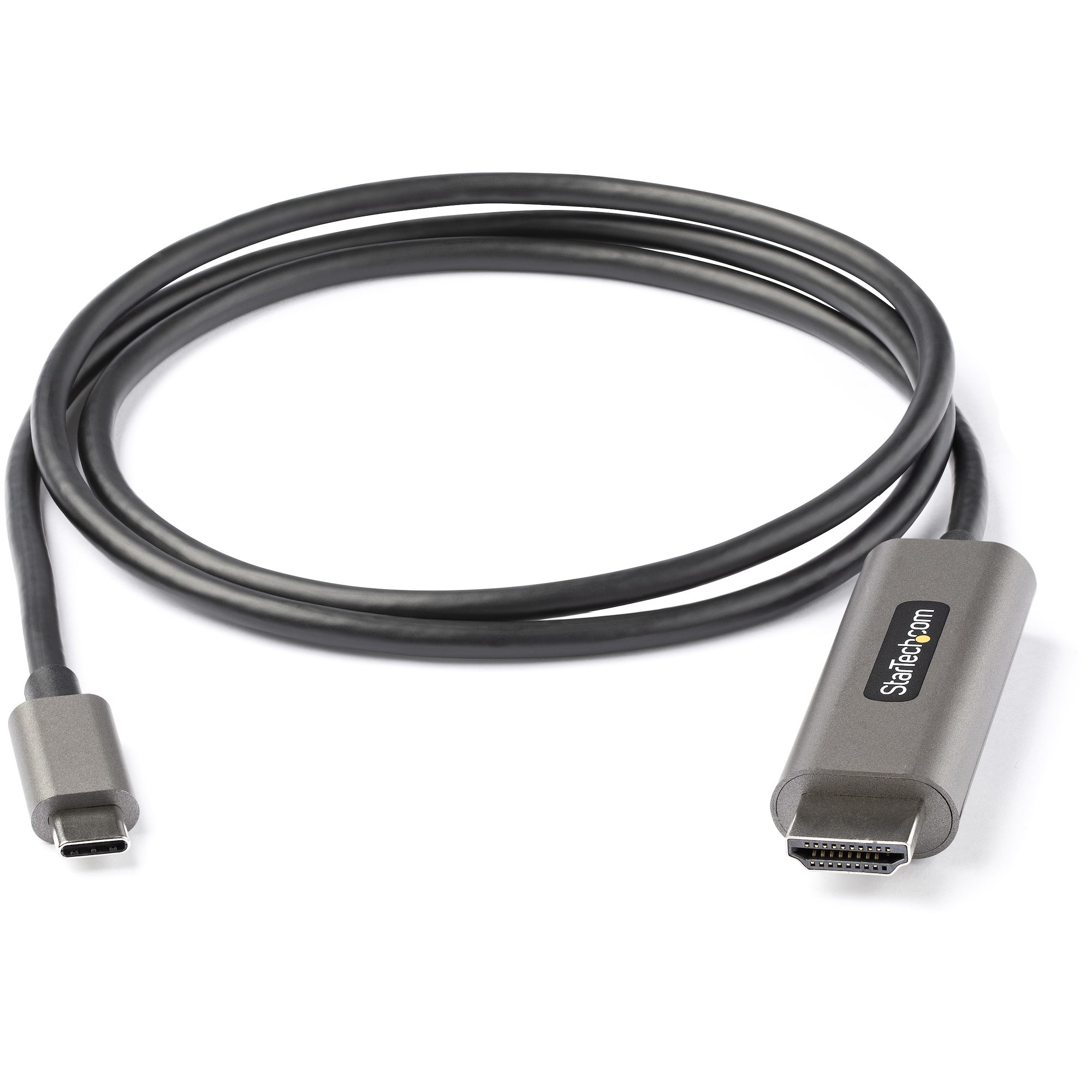 Un cable HDMI negro sobre un fondo blanco. Tiene un conector USB-C en un extremo y un conector HDMI en el otro.