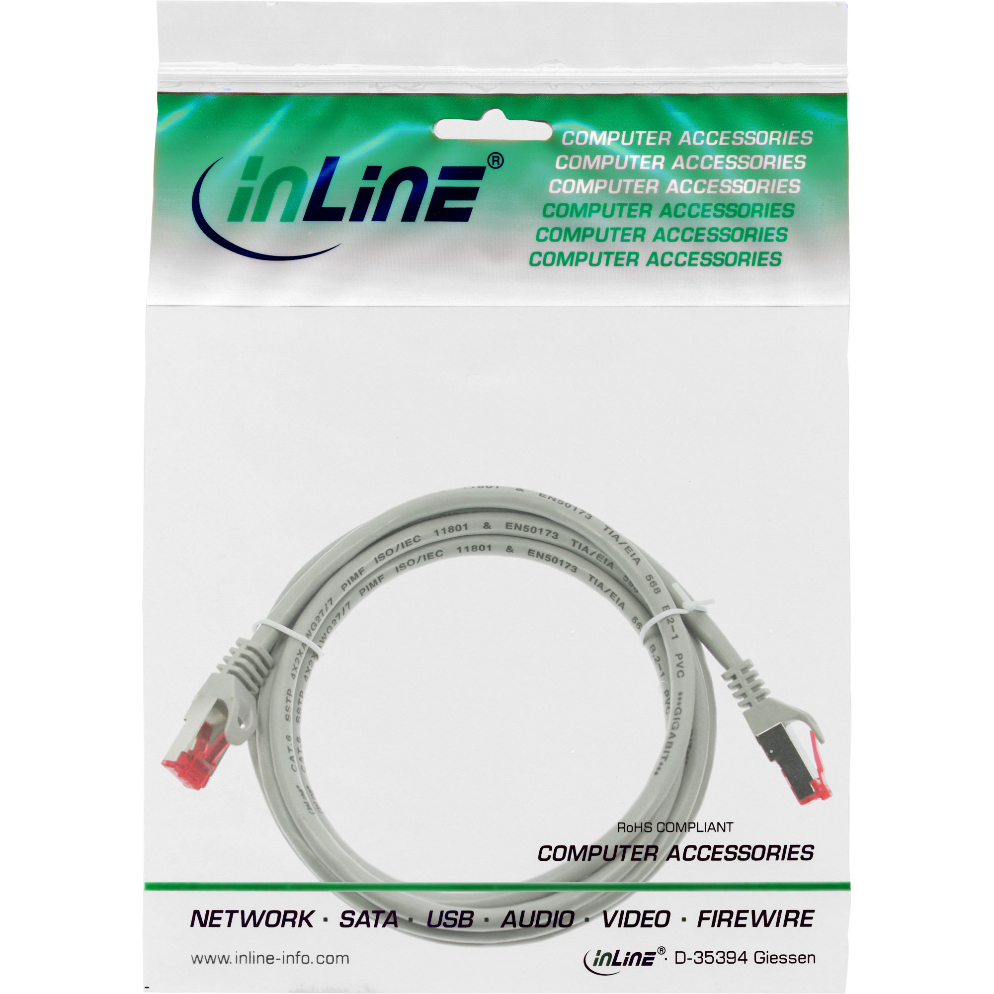 Ein Computernetzwerkkabel in seiner Verpackung. Das Kabel ist grau mit roten Steckern. Die Verpackung hat ein grün-weißes Design.