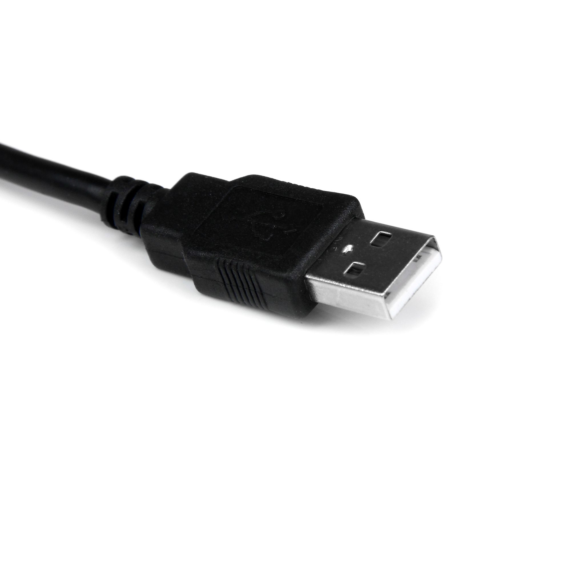 Primer plano de un cable USB negro con un conector plateado. El cable está sobre un fondo blanco.