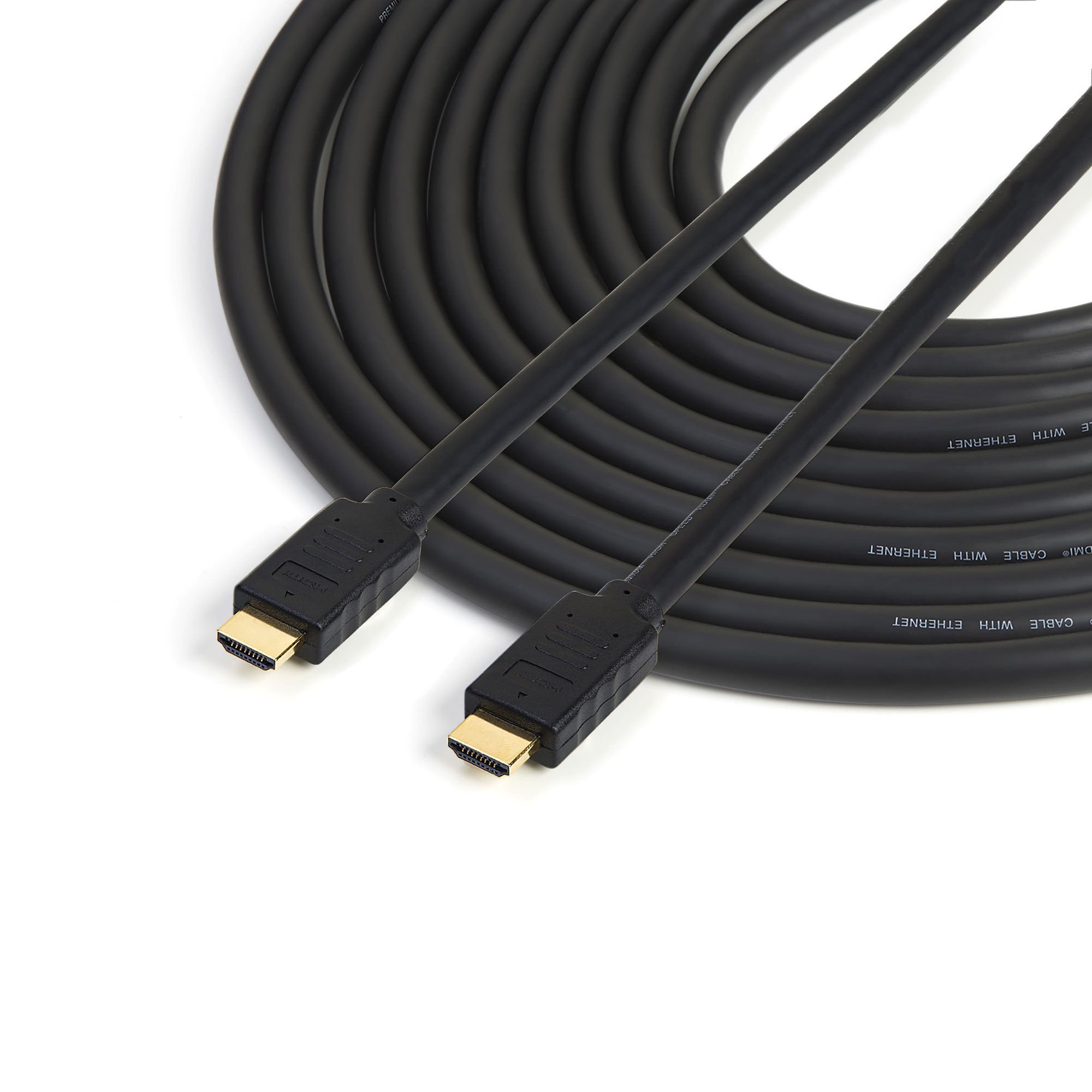 Cable HDMI negro con conectores dorados. El cable está enrollado y sobre un fondo blanco.