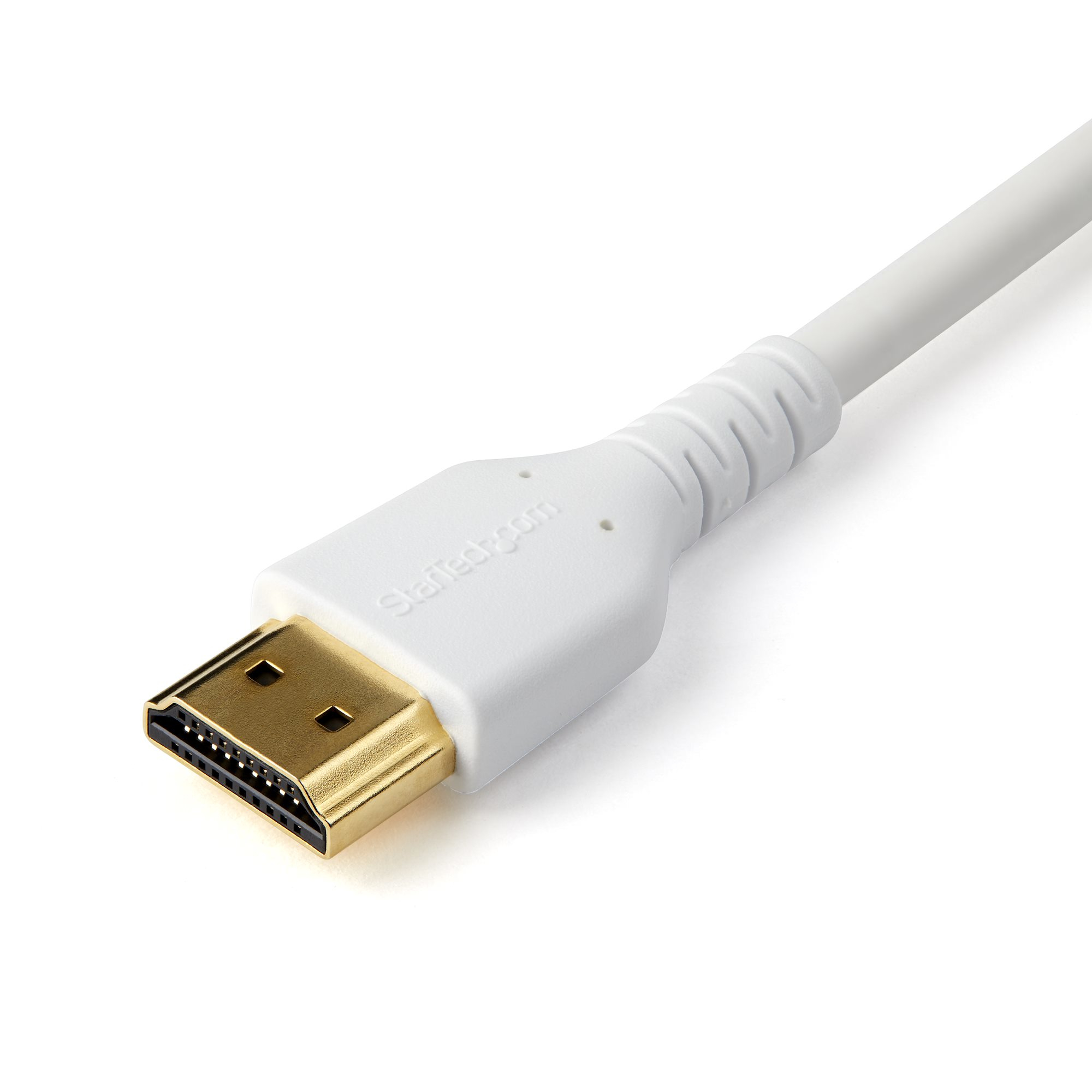 Un câble HDMI blanc avec un connecteur doré sur fond blanc. Le nom de la marque est visible sur le connecteur.