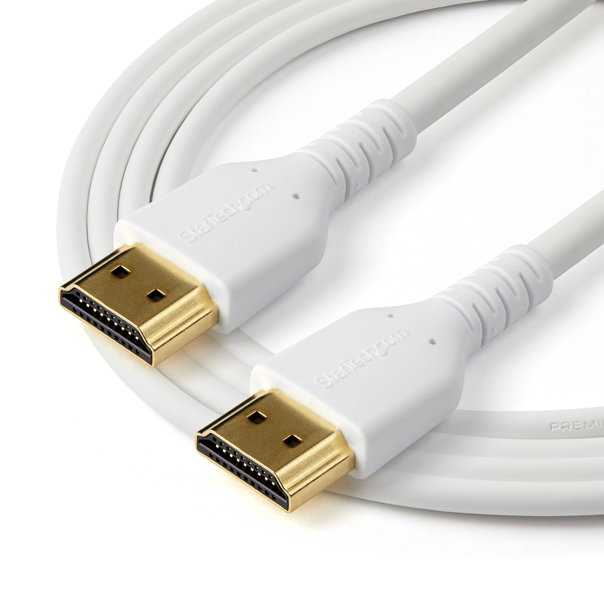Câble HDMI blanc avec connecteurs dorés. Le câble est enroulé, et le fond est blanc.
