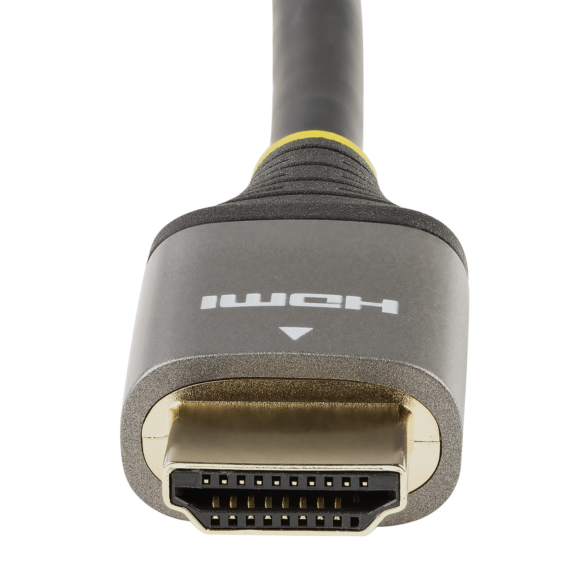 Un conector de cable HDMI. Es gris con un puerto dorado. La palabra "HDMI" es visible en el conector.