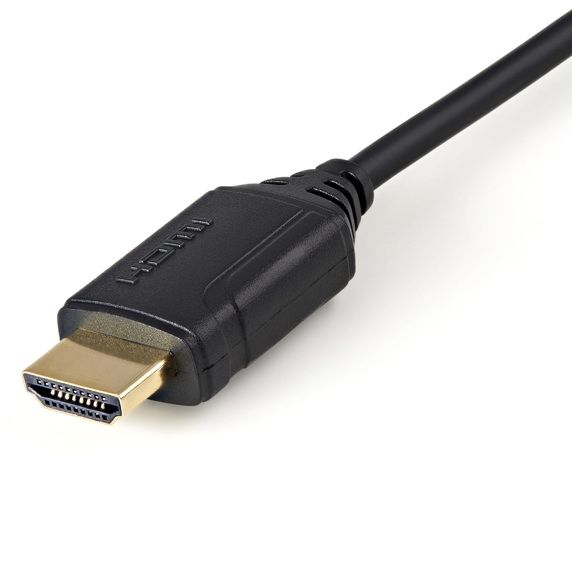 Un câble HDMI avec connecteur doré et câble noir sur fond blanc.