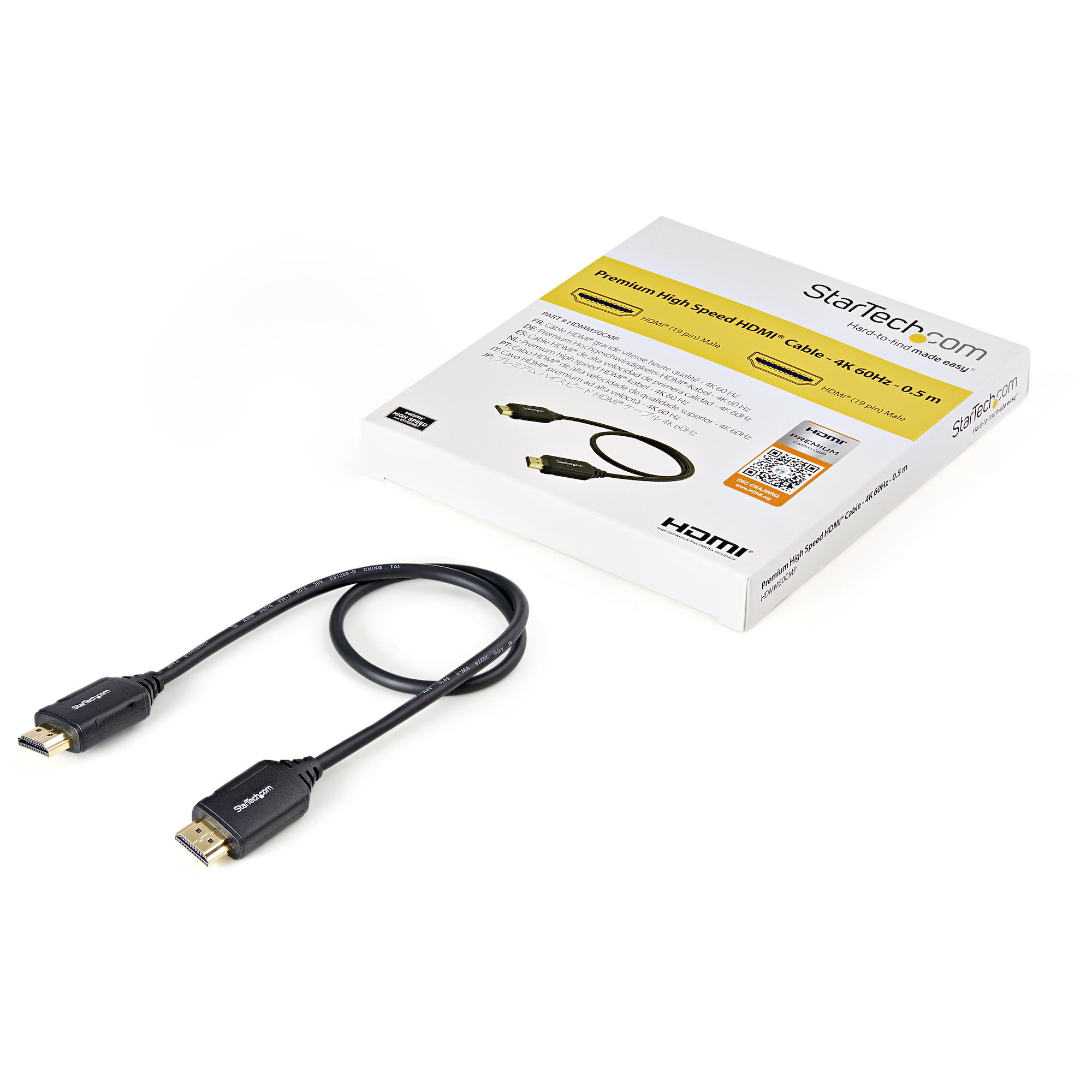 Câble HDMI noir avec connecteurs et une boîte blanche avec du texte, sur une surface blanche.