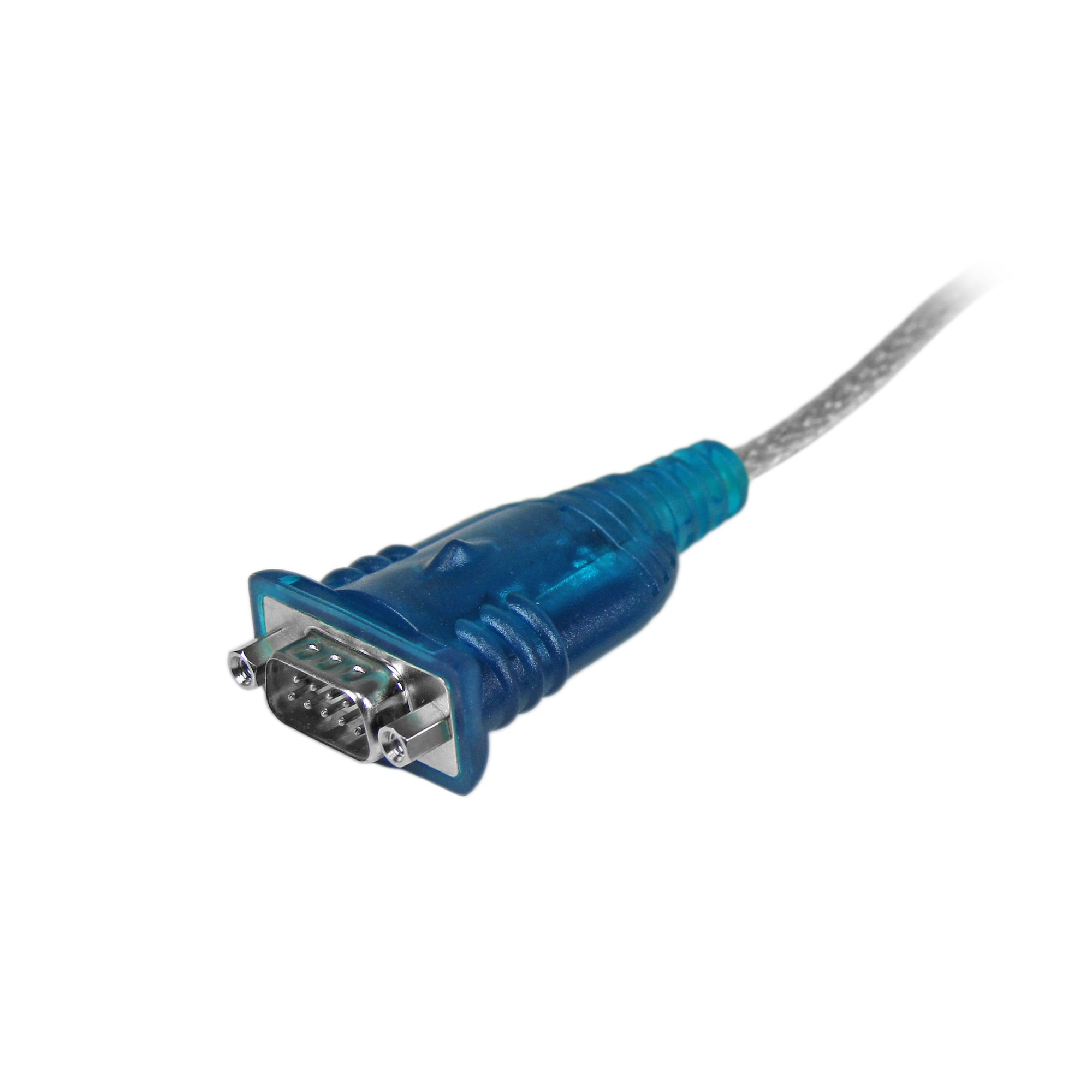 Un conector de puerto serie azul con una carcasa de metal plateado está conectado a un cable gris sobre un fondo blanco.