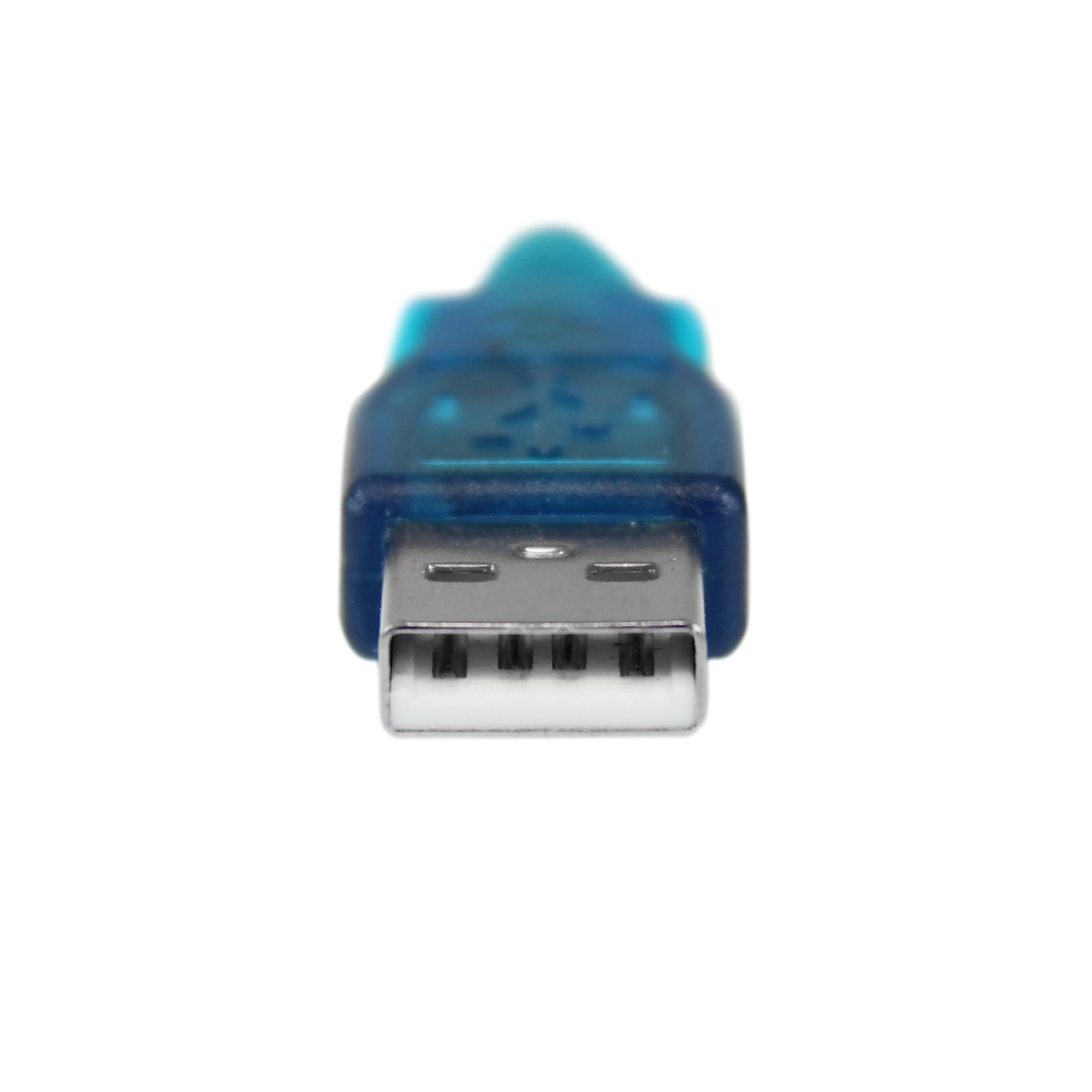 Primer plano de un cable USB azul. El conector es plateado y blanco, y el fondo es blanco.