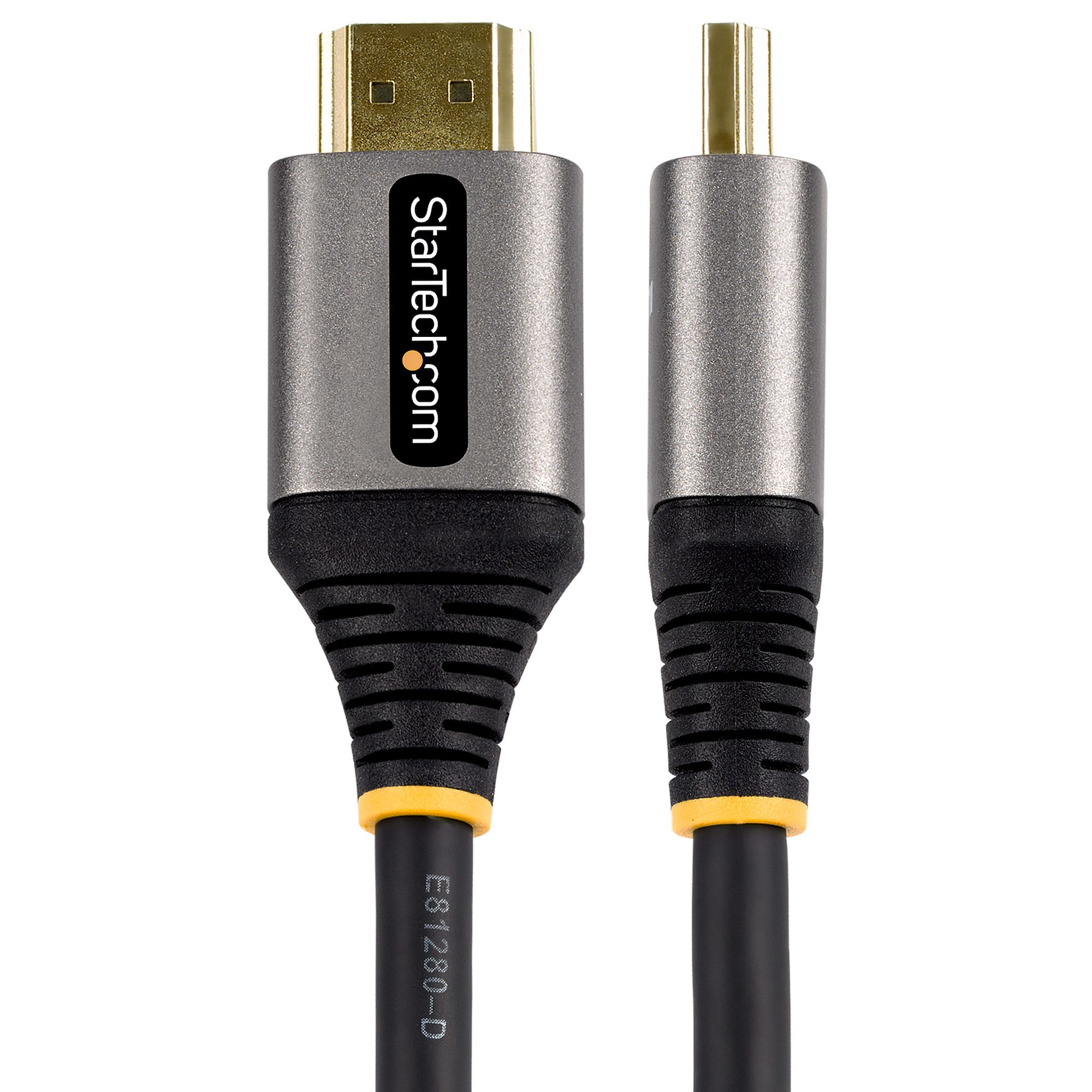 Un cable HDMI con conectores dorados y una carcasa de conector gris, con la marca StarTech.com, sobre un fondo blanco.