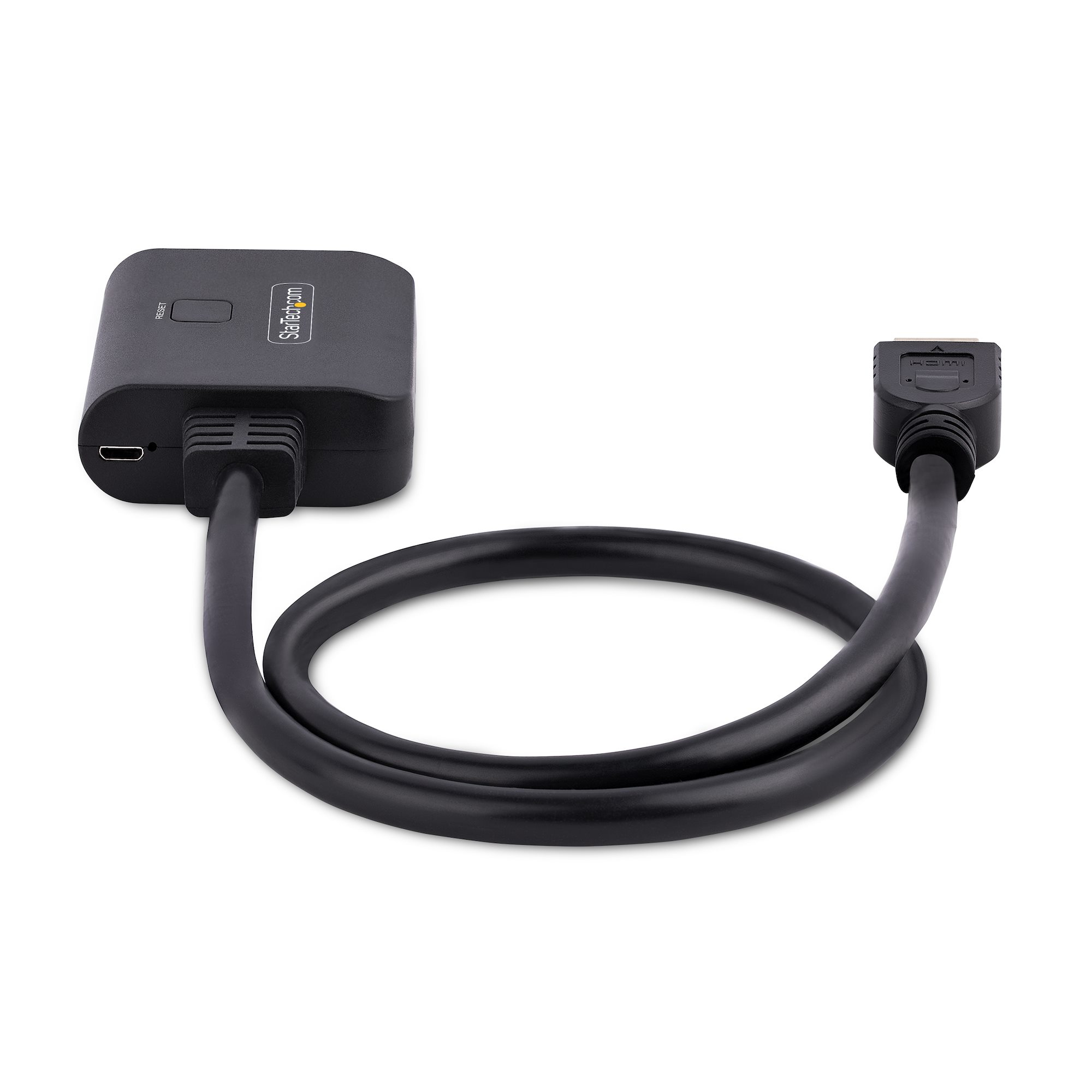 Adaptador HDMI negro con cable. El adaptador tiene un puerto USB. El cable está conectado a un conector HDMI.