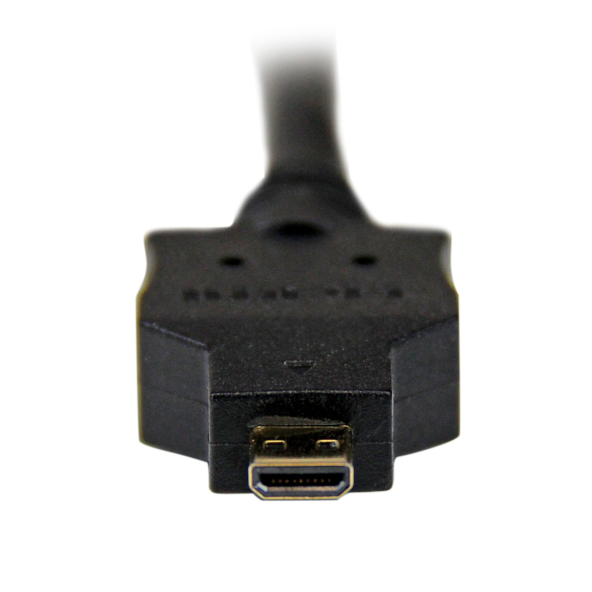 Primer plano de un conector HDMI negro. El conector está inclinado hacia el espectador sobre un fondo blanco.