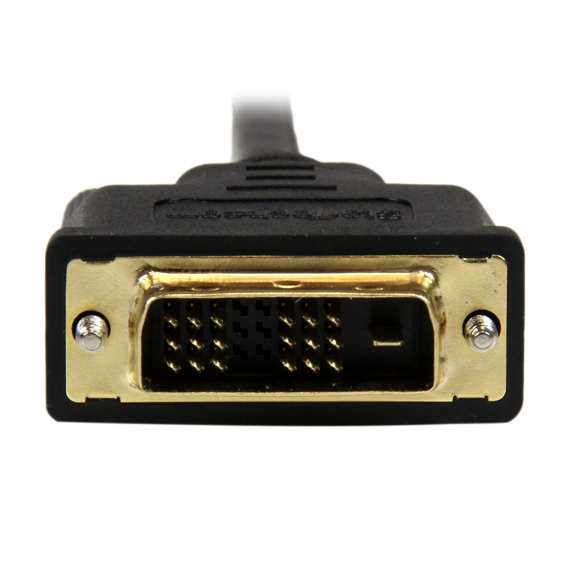 Primer plano de un conector de cable DVI negro y dorado sobre un fondo blanco.