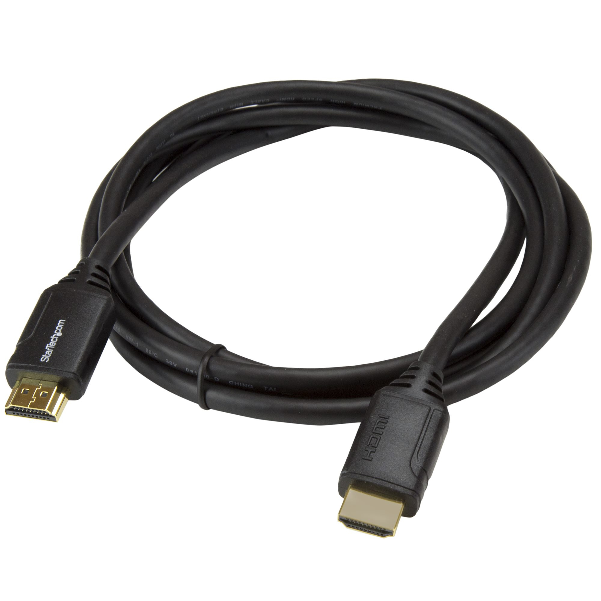 Un câble HDMI noir sur fond blanc. Il possède des connecteurs aux deux extrémités. L'une d'elles porte l'inscription 'StarTech.com'.