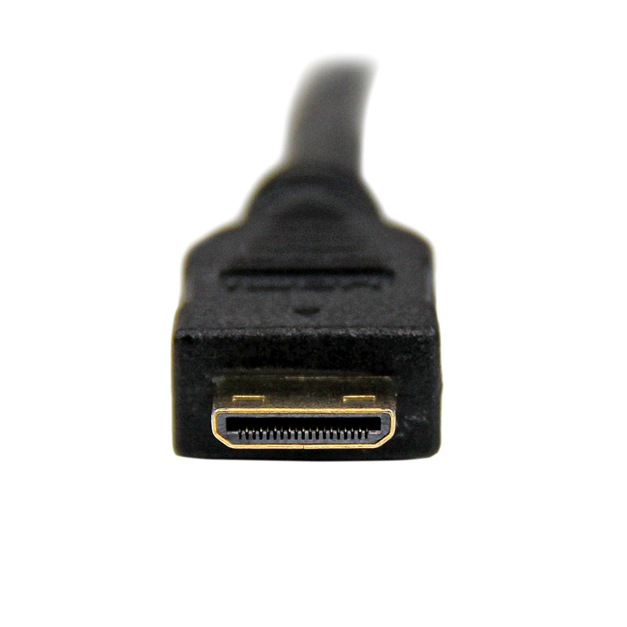 Primer plano de un conector de cable HDMI negro sobre fondo blanco. El conector tiene pines dorados.