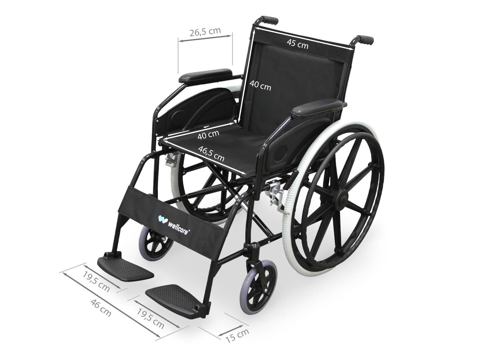 Una silla de ruedas negra con medidas. Incluye reposabrazos, reposapiés y ruedas traseras grandes. La marca 'wellcare' es visible.